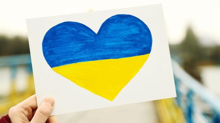 serce w kolorze flagi Ukrainy